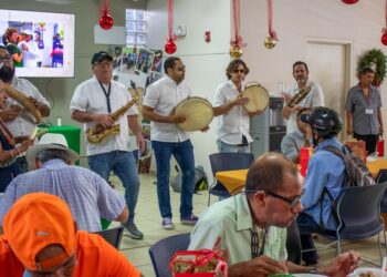 La Fondita de Jesús comparte alegría navideña con personas sin hogar y mayores