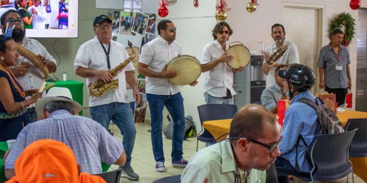 La Fondita de Jesús comparte alegría navideña con personas sin hogar y mayores