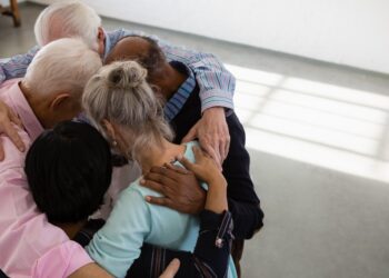 Muestra solidaridad con los adultos mayores esta Navidad