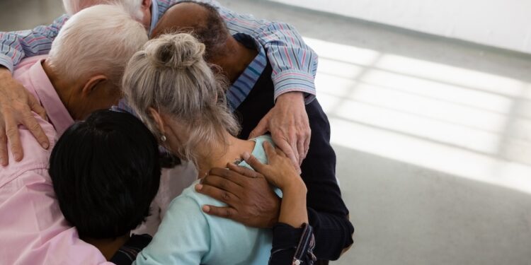 Muestra solidaridad con los adultos mayores esta Navidad