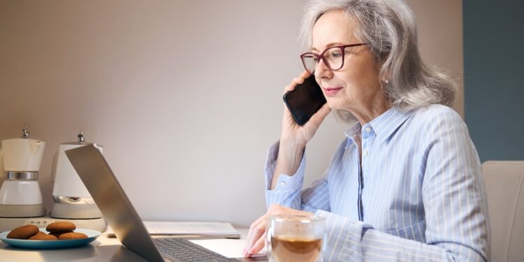 FirstBank imparte charlas educativas sobre tecnología para adultos mayores