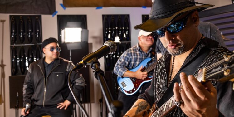 Munshain impulsa el pop-rock romántico con «Dime Cuánto Te Falta»