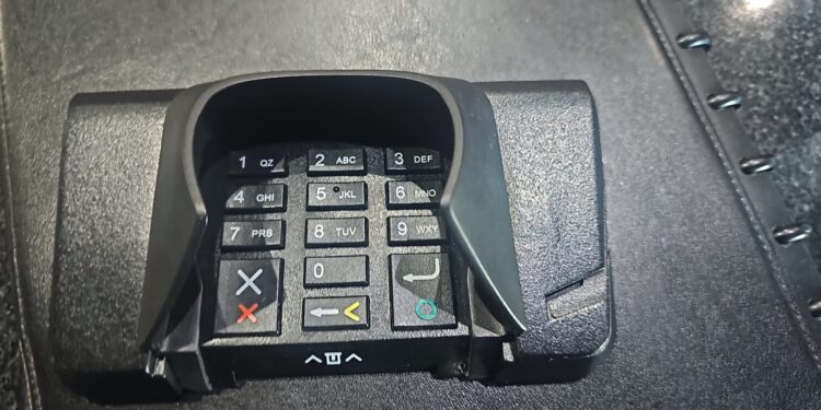 Policía alerta sobre esquema de clonación de tarjetas en comercios