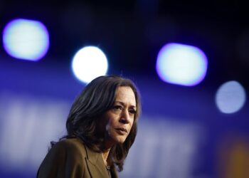 Kamala Harris propone que Medicare cubra gastos de cuidadores de mayores en el domicilio