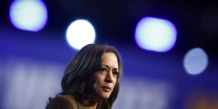 Kamala Harris propone que Medicare cubra gastos de cuidadores de mayores en el domicilio