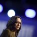 Kamala Harris propone que Medicare cubra gastos de cuidadores de mayores en el domicilio