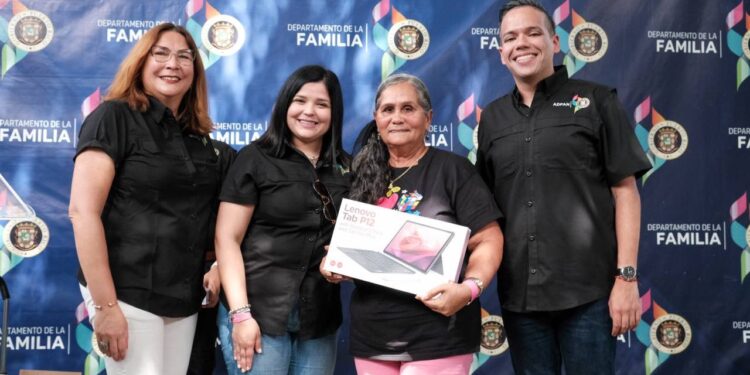 Familia entrega 300 computadoras a adultos mayores que completaron programa de capacitación