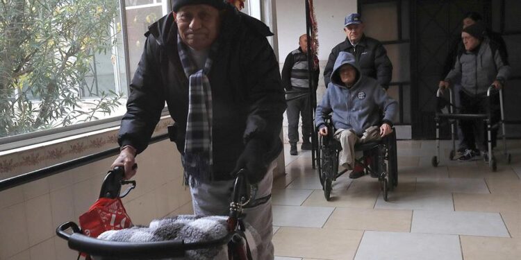 Adultos mayores de EE.UU. son abandonados en asilos de frontera con México en plena Navidad