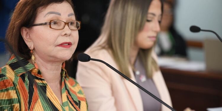 Proponen ampliar la Ley 54 para proteger a adultos mayores y personas con diversidad funcional
