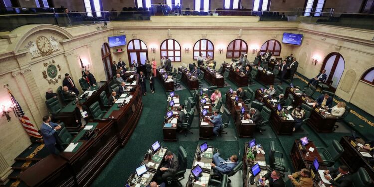 Cámara refuerza protección a adultos mayores y destina millones en presupuesto para servicios clave