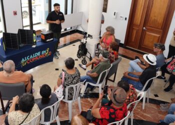 Fajardo fortalece la resiliencia de sus adultos mayores con entrega de baterías portátiles