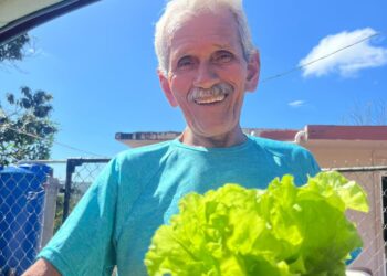 Momento de dar alimento y amor a los abuelos en Las Marías