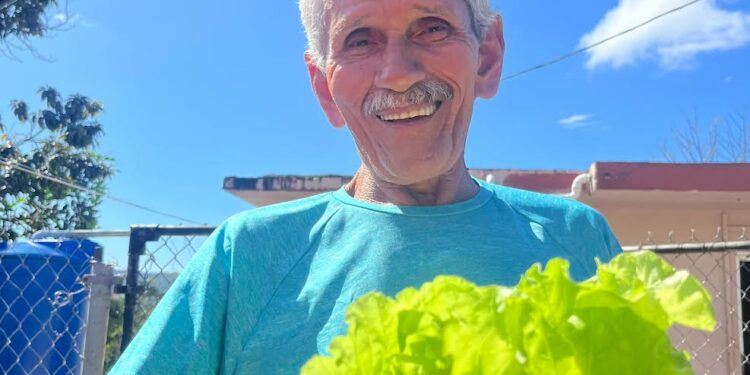 Momento de dar alimento y amor a los abuelos en Las Marías