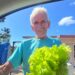 Momento de dar alimento y amor a los abuelos en Las Marías