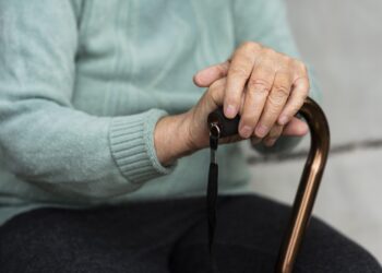 Nuevas medidas buscan fortalecer derechos de adultos mayores y sus cuidadores