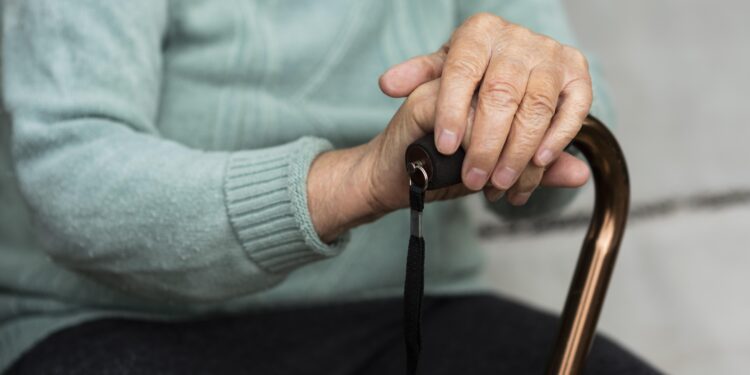 Nuevas medidas buscan fortalecer derechos de adultos mayores y sus cuidadores