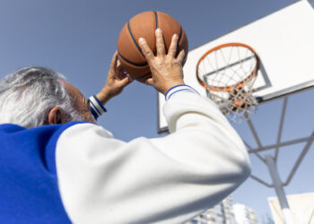 FIBA invita a nuevo torneo de baloncesto para jugadores de 40 años en adelante