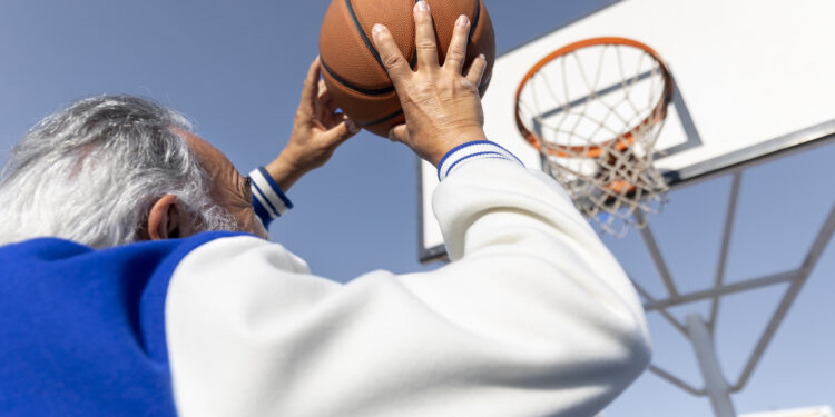 FIBA invita a nuevo torneo de baloncesto para jugadores de 40 años en adelante