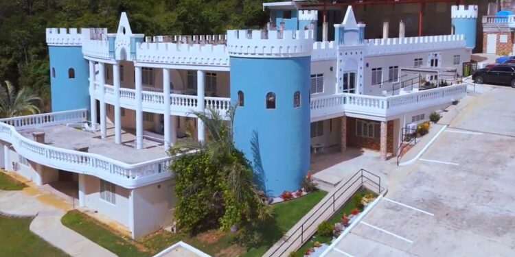 Inauguran un castillo para disfrutar los años dorados en Fajardo