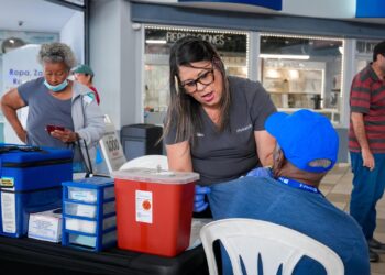 Llevan servicios de salud y alegría a personas de edad avanzada en Carolina