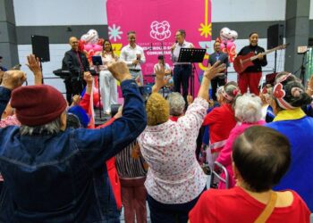 Adultos mayores festejan el amor en San Juan