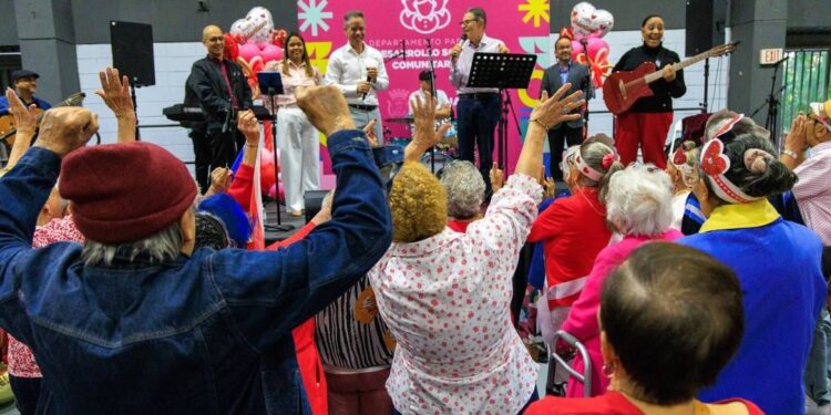 Adultos mayores festejan el amor en San Juan