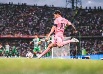 Messi ya patea pero, sigue bajo evaluación médica