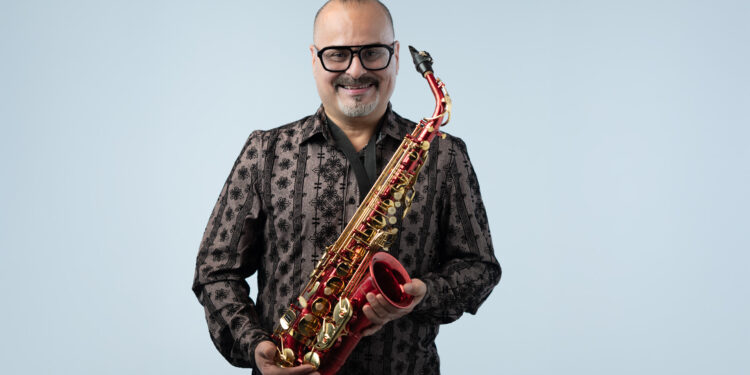 Interpreta con el saxofón su testimonio de fe
