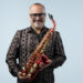 Interpreta con el saxofón su testimonio de fe