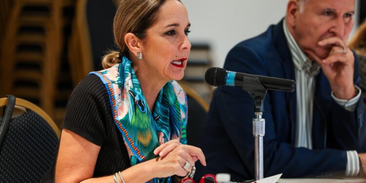 Unen fuerzas contra la explotación financiera de adultos mayores