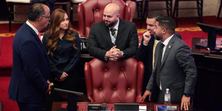 Senado aprueba medidas para dar incentivos a veteranos y más protección a los adultos mayores