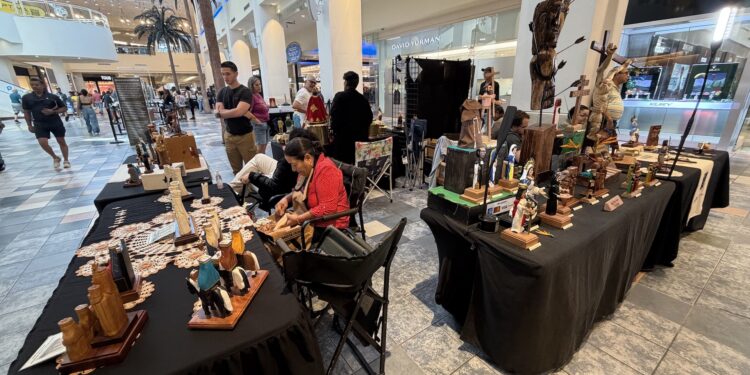 Último día para ver la exhibición “Santos en Plaza”