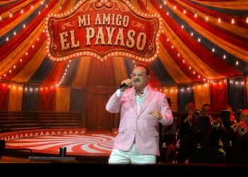 Tony Vega celebró sus 49 + 1 ¡con to’ y bigote!