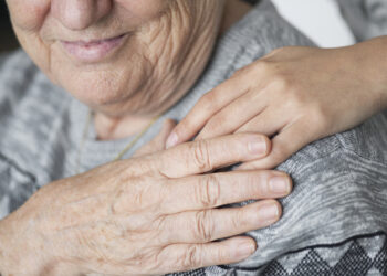 Brindan capacitación gratuita para cuidadores de personas con Alzheimer