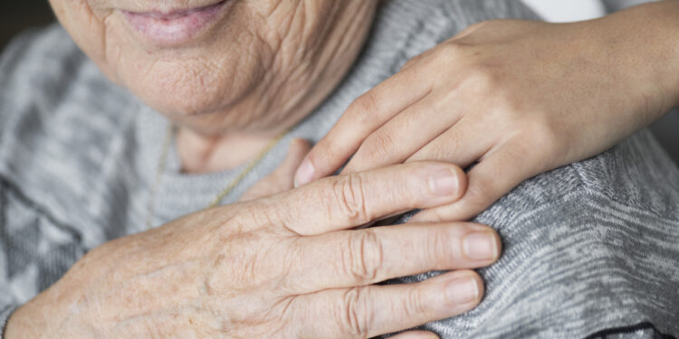 Brindan capacitación gratuita para cuidadores de personas con Alzheimer