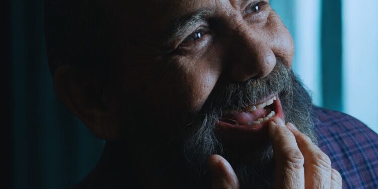 “El Padre” sigue creando conciencia sobre el Alzheimer