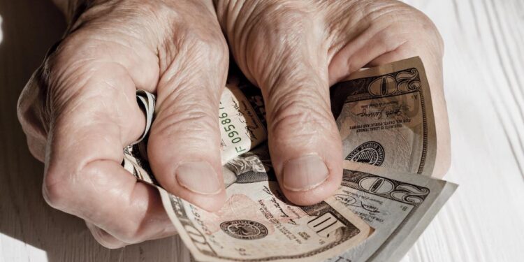 Invitan a conversatorio sobre explotación financiera en adultos mayores