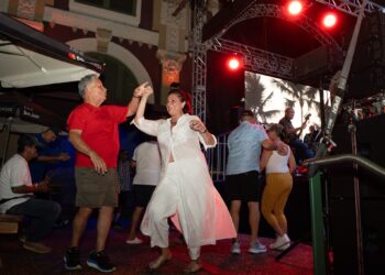 A bailar salsa, sábado en la noche, en la Placita