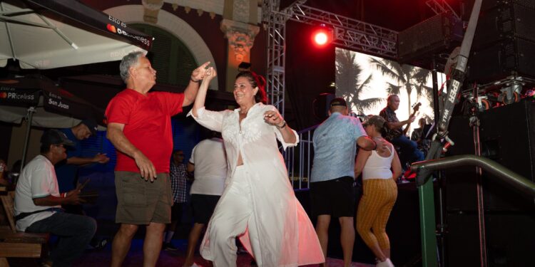 A bailar salsa, sábado en la noche, en la Placita