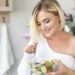 12 alimentos que pueden ayudarte a combatir los síntomas de la perminenopausia y la menopausia