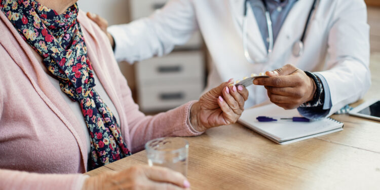 Aumentan pagos de Medicare Advantage y llegan fondos para amas de llave en los municipios