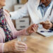 Aumentan pagos de Medicare Advantage y llegan fondos para amas de llave en los municipios