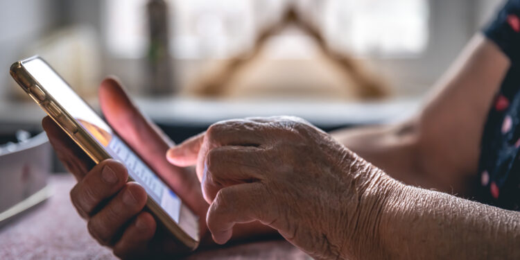 Tecnología médica: ¿acceso o barrera para la salud de los adultos mayores?