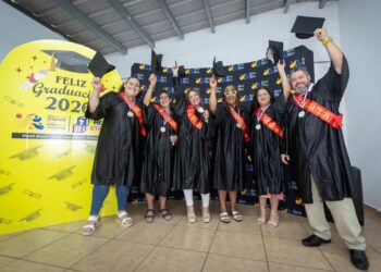 Familias se gradúan en el arte de la crianza positiva