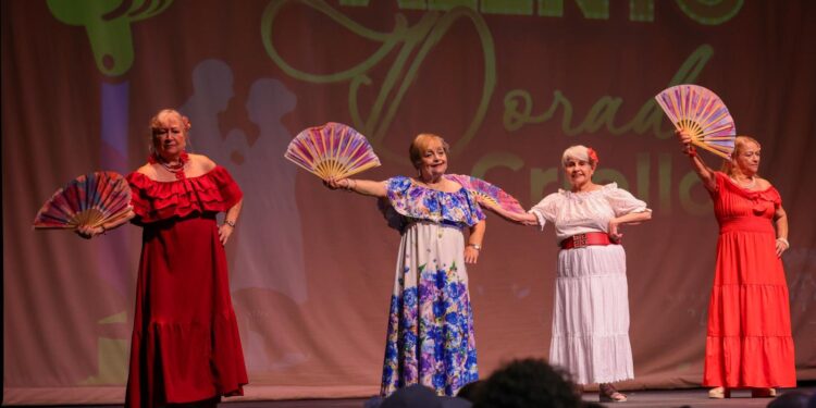 Adultos mayores se roban el show en competencia de talento