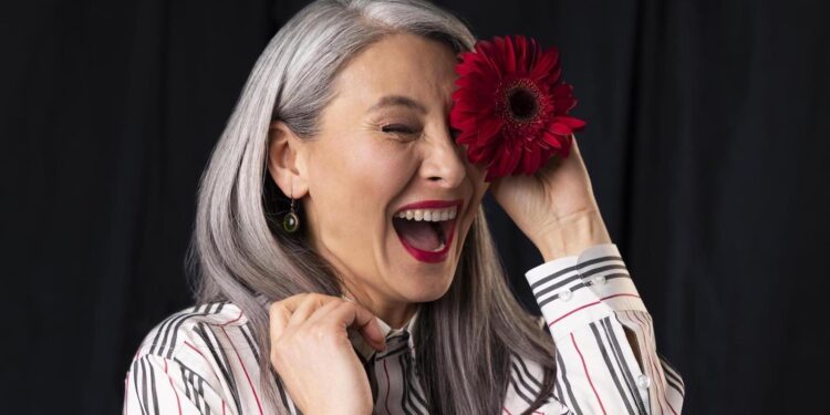 ¿Estás considerando dejar de pintarte las canas?