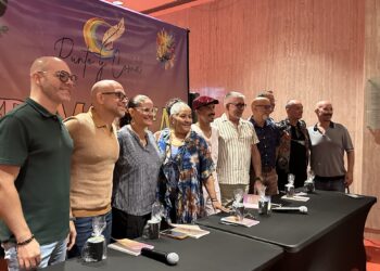 “Aquí residen poemas que cuentan y cuentos que poeman”