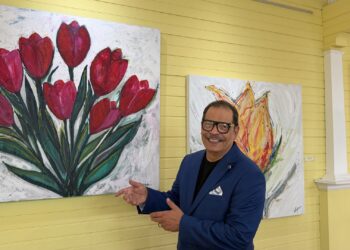 José Vega Santana es feliz entre pinceles, colores y flores