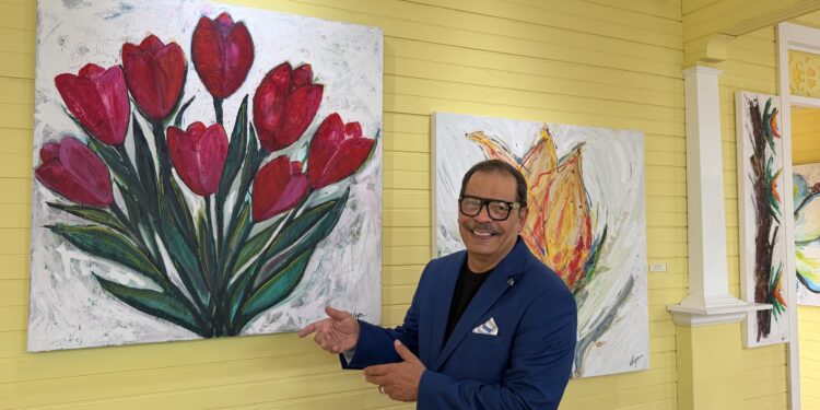 José Vega Santana es feliz entre pinceles, colores y flores