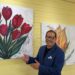 José Vega Santana es feliz entre pinceles, colores y flores